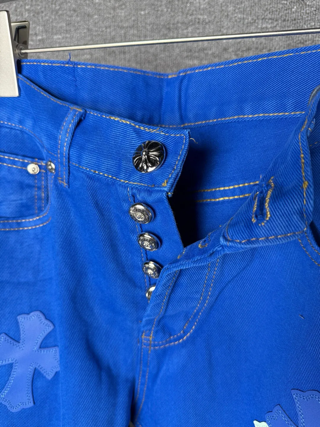 P270 💰 (Top version) Chrome hearts | ch Chrome hearts London limited dopamine blue leather jeans - charming dopamine personality jeans, indispensable for fashionistas, the same style for celebrities, and one touted by many bloggers. This new pair of pants is perfect in terms of shape and upper body. It is no exaggeration to say that making a pair of jeans is equivalent to the time of making 20 short-sleeved jeans. The fabric is made of high-quality imported denim. It has a unique high-end texture. I am very satisfied with it after washing and proofing several times. Color: dopamine blue Size: 28-30-32-34 (corresponds to S-M-L-XL)